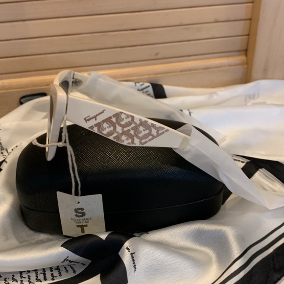 NWT Designer Sunglasses!! - Picture 4 of 9